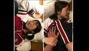 Chị gái quan hệ với em trai tại nhà, cho em trai xem mặt và dạy em cách quan hệ tình dục, hôn miệng nhỏ của em và sờ vào âm hộ của em, liếm vú em và thổi kèn cho con cặc lớn của em