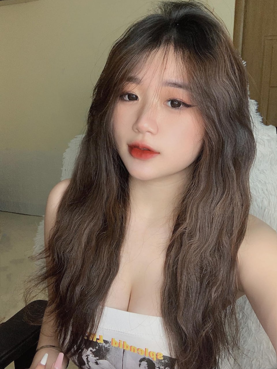 Em em học sinh đọc hentai tự sướng trong hiệu sách bị anh cấp trên phát hiện